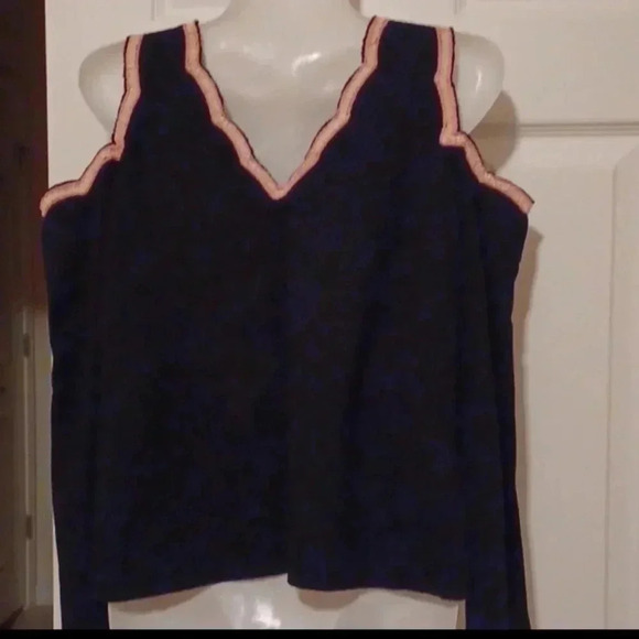 🌹Gorgeous cold shoulder sweater - Picture 5 of 8